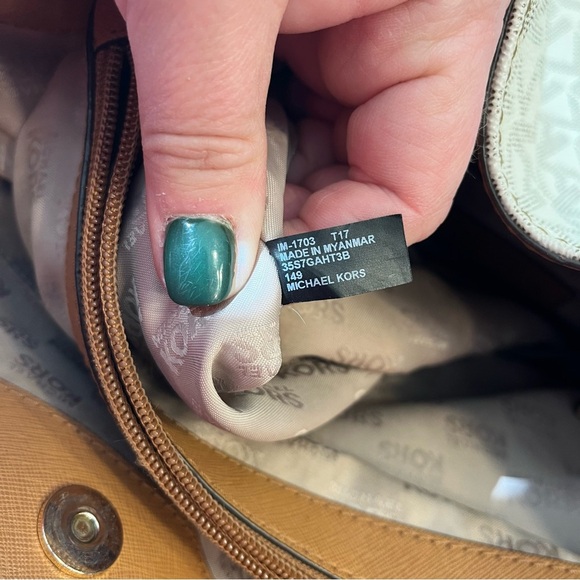 Michael Kors cream monogram leather tote - Picture 10 of 16